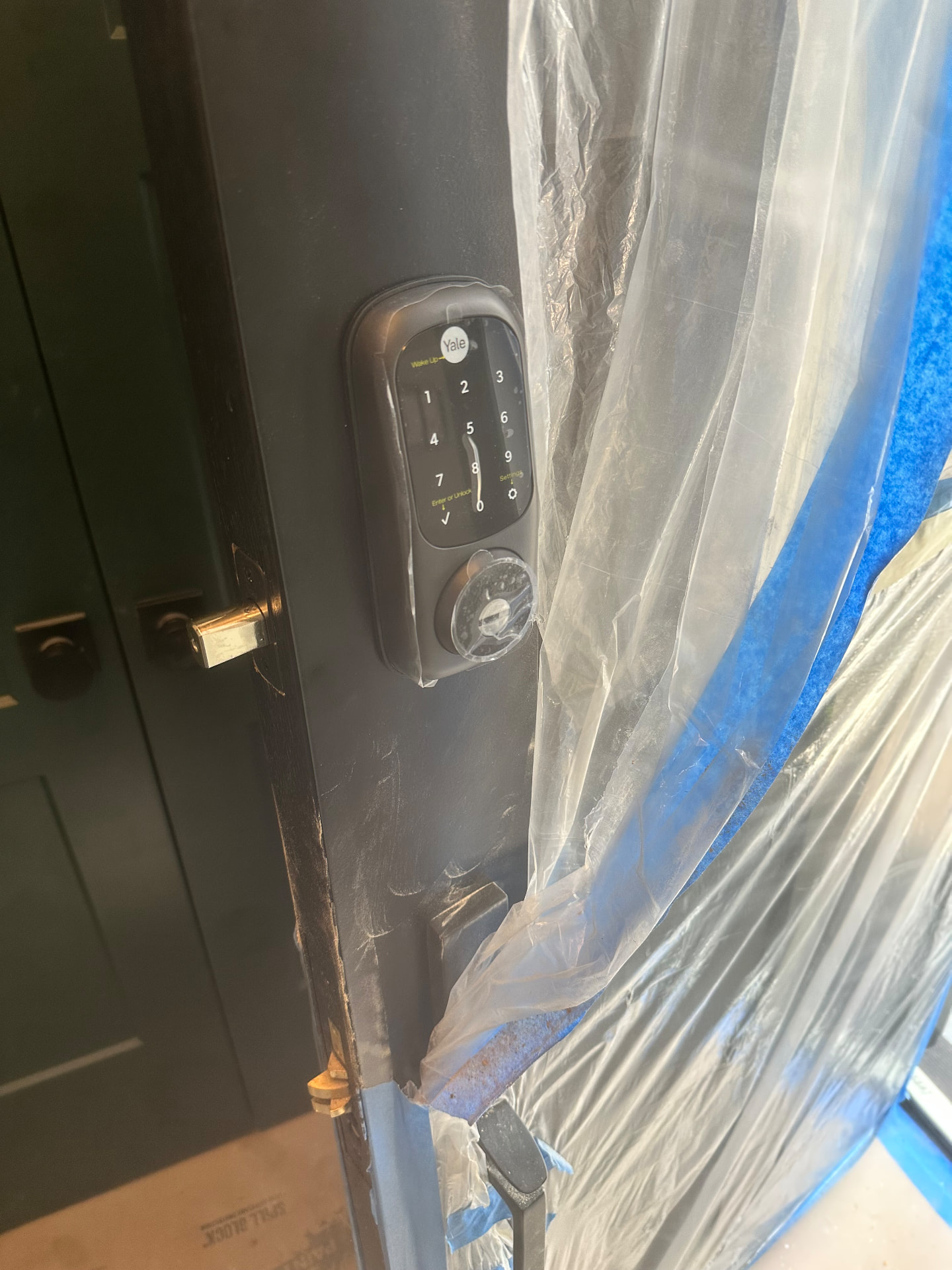 Cerradura inteligente Yale instalada en una puerta residencial