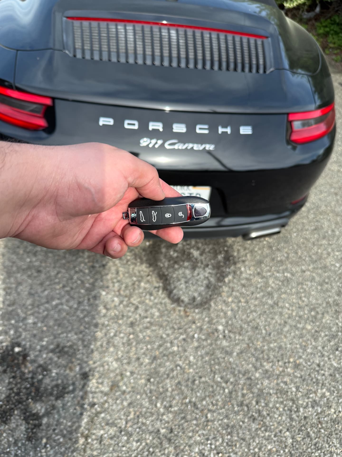 Técnico de Elite Locksmith & Car Key abriendo la puerta de un auto de noche en Long Island